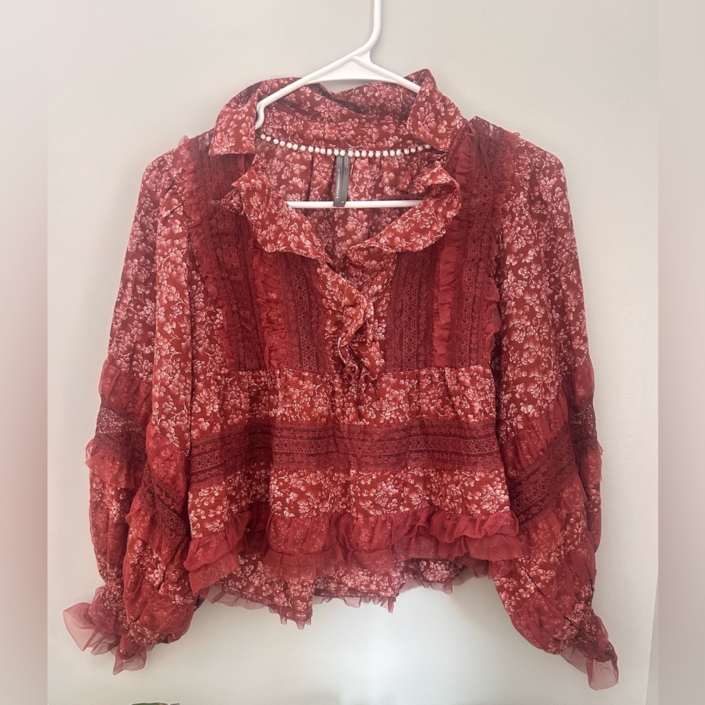 Adorable, feminine cropped blouse perfect for fall by Anthropology. Size XS